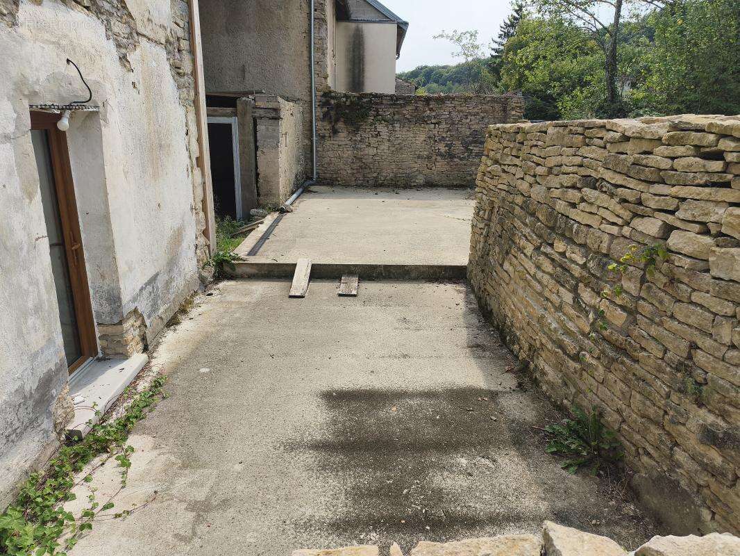 Maison à COMBEAUFONTAINE