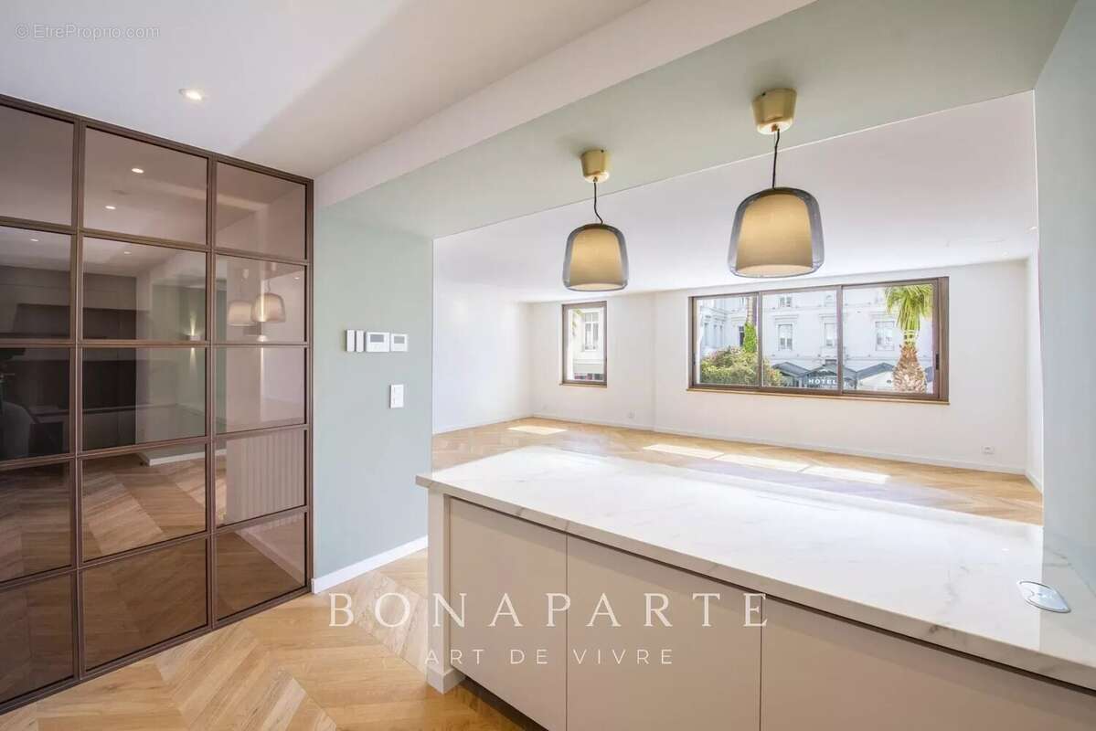 Magnifique cachet pour cet appartement T3 de 107m² situé en plein centre-ville à moins de 50m de la mer - photo 8