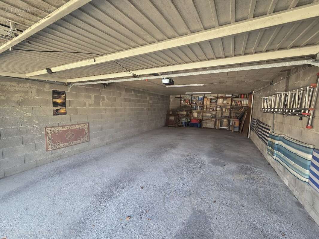 Double garage avec terrain attenant au cur de Saint-Brès - photo 2