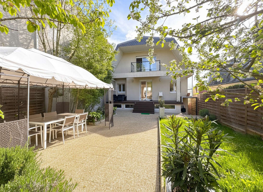 Maison à CHENNEVIERES-SUR-MARNE