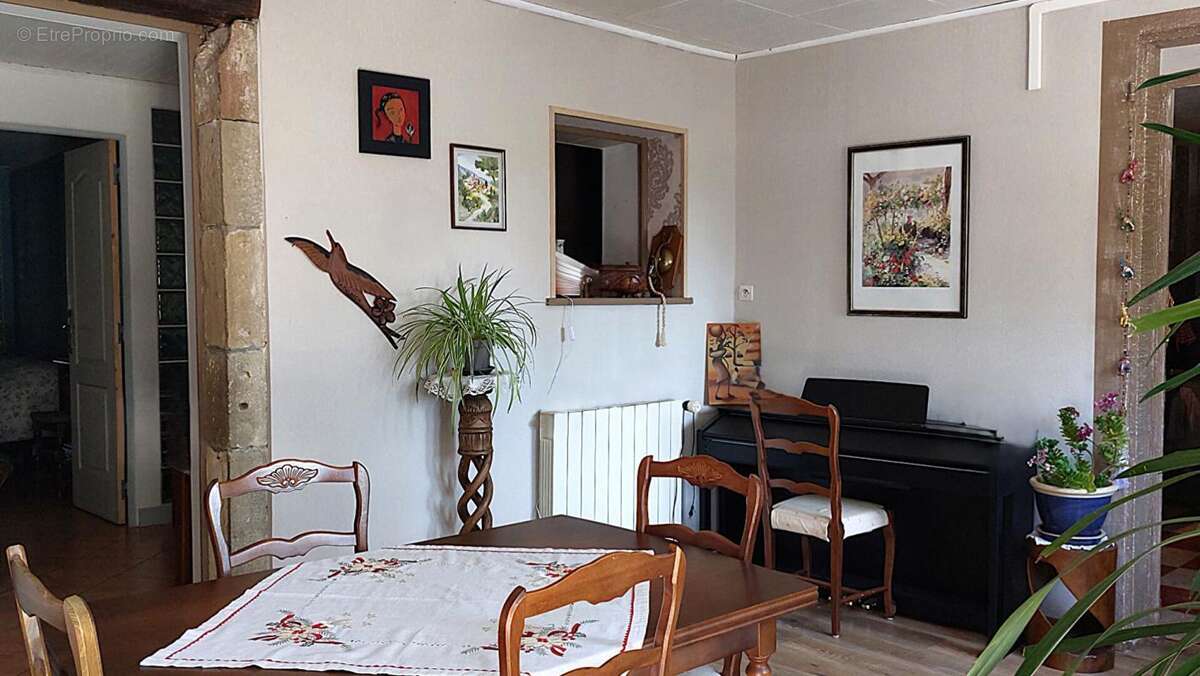 Maison Corre 7 pièce(s) 181 m2, dépendances, jardin - photo 6