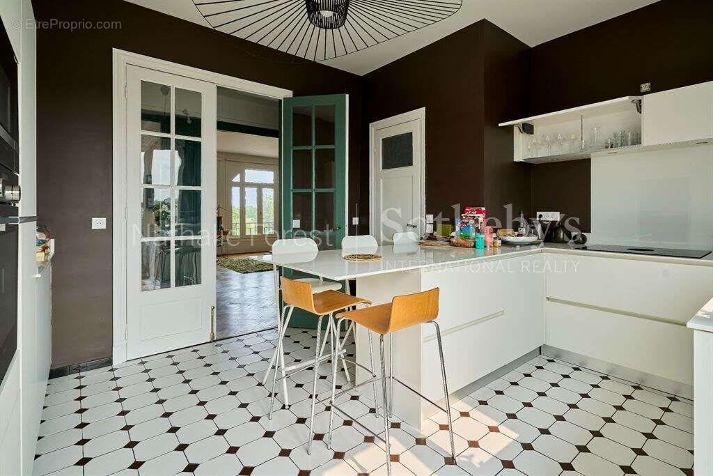 Croisé Laroche – Appartement de caractère rénové avec soin, beaux volumes et prestations contemporai - photo 4