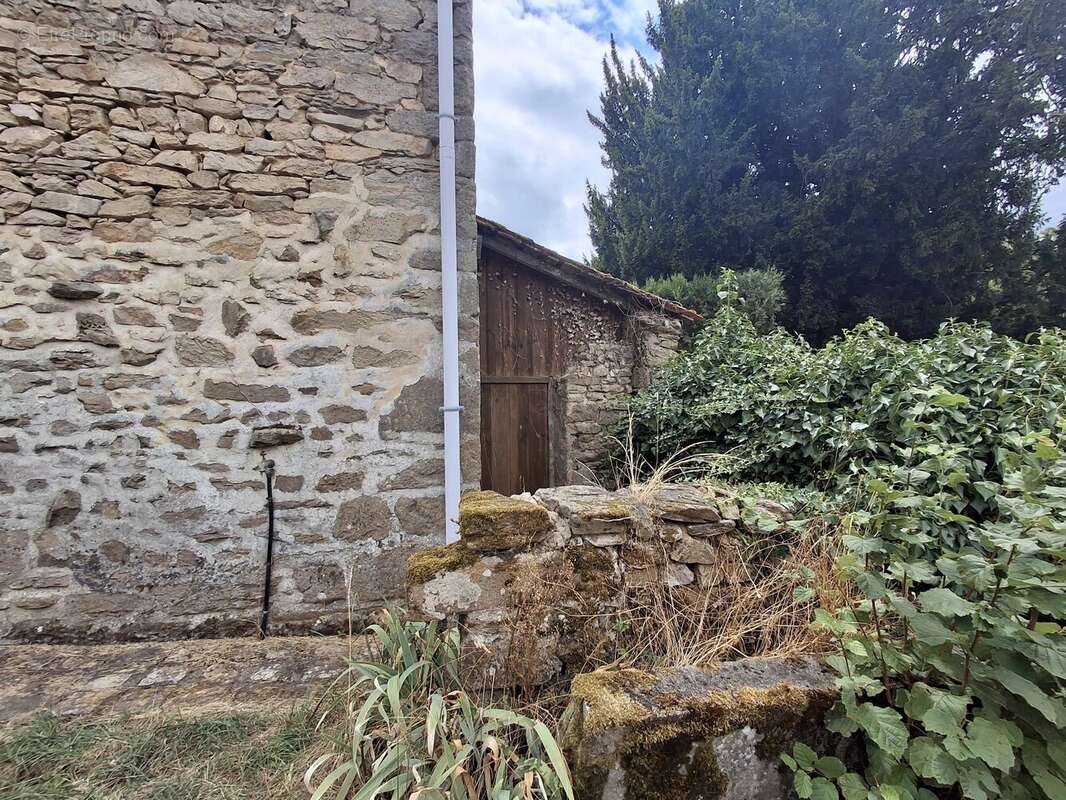 Charmante maison de caractère en pierre avec jardin dans un hameau paisible - photo 16