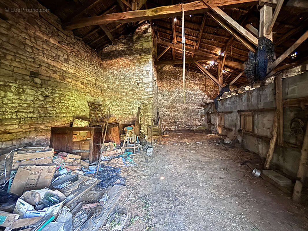 Deux granges avec dépendances et jardin offrant un fort potentiel de rénovation - photo 3