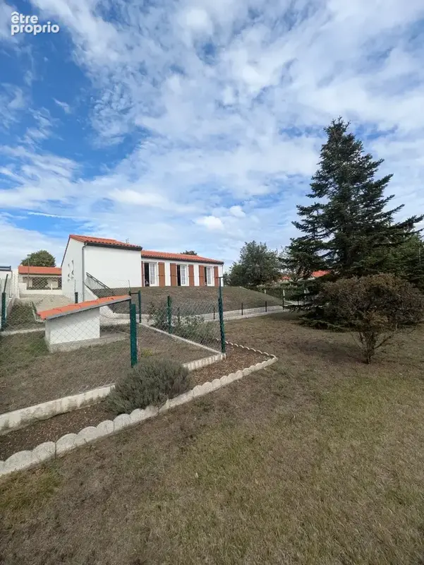 Maison de plain-pied avec grande terrasse, garage et terrain clos - photo 3