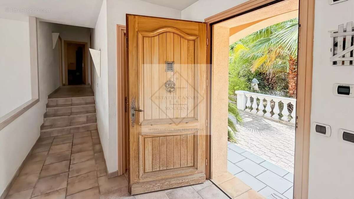 À vendre – villa de charme vue mer à antibes, calme absolu - photo 10