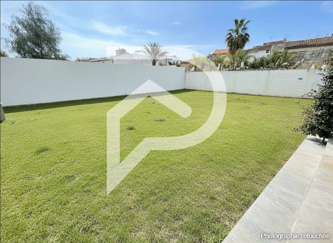 Maison à SAINT-LAURENT-D'AIGOUZE