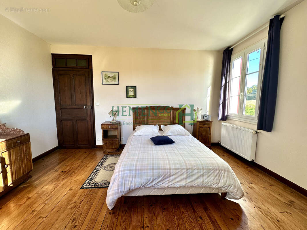 Authenticité et modernité : magnifique ferme rénovée avec gîte et dépendances proche de Saint-Palais - photo 15