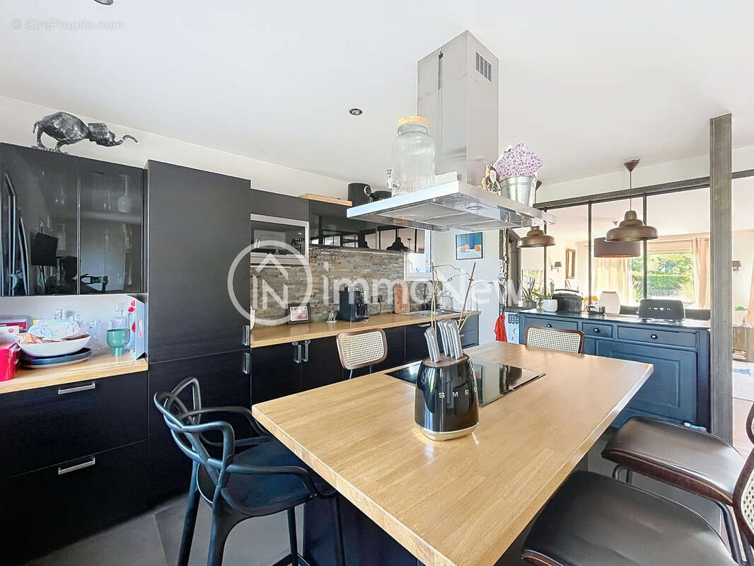 Une maison entièrement rénovée sur un terrain de quasiment 1000m2 - photo 3