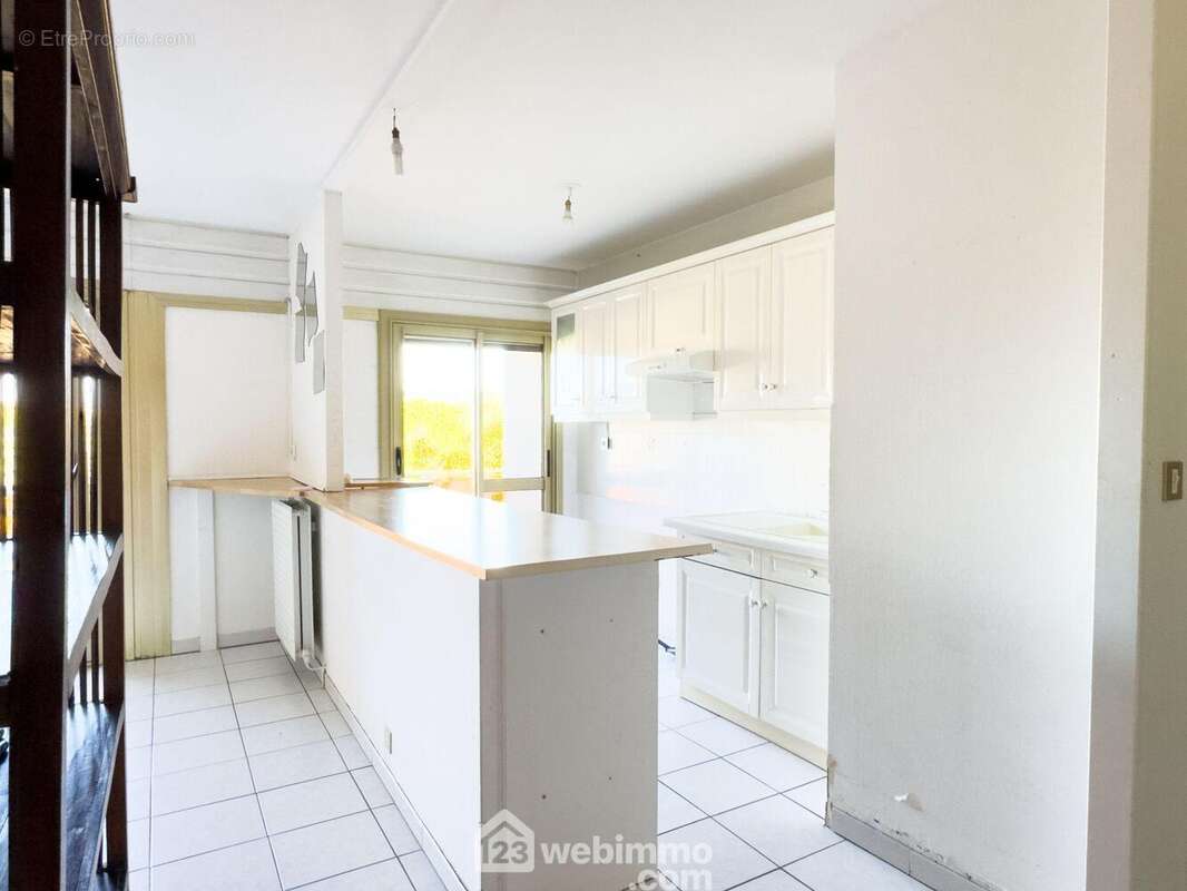 Le coin kitchenette a été refait en 2005... - Appartement à CHOLET