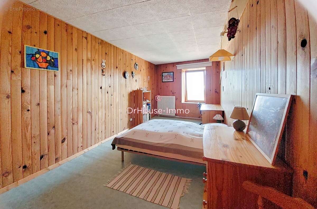 Maison à SAINT-GEORGES-EN-COUZAN