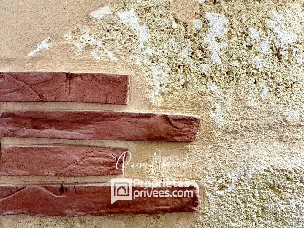 Maison à LES ARTIGUES-DE-LUSSAC