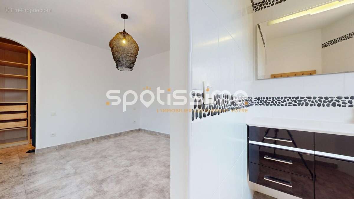Maison de plain-pied avec piscine lagon sur 915 m² de terrain  Le Grau d'Agde, quartier Baluffe - photo 6
