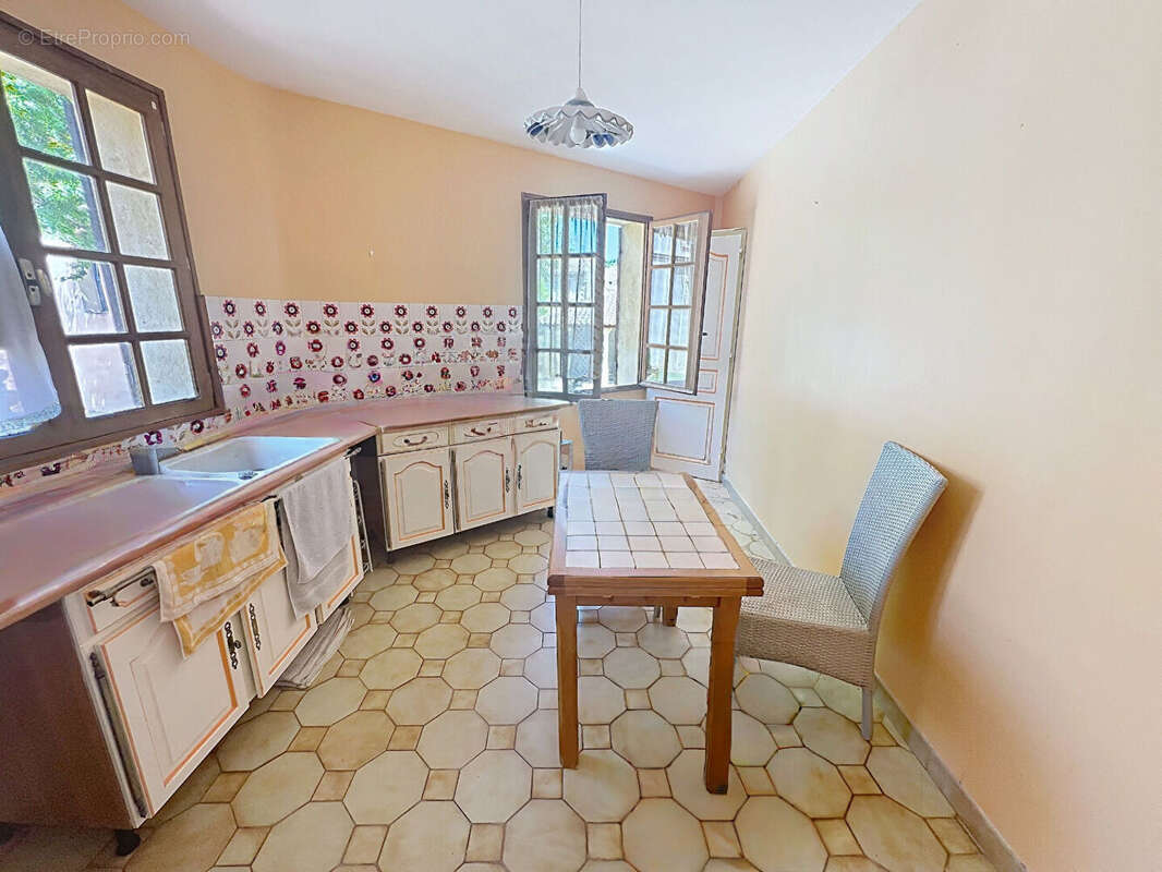 Appartement Rochefort Du Gard 4 pièce(s) 90 m2 + cour - photo 3