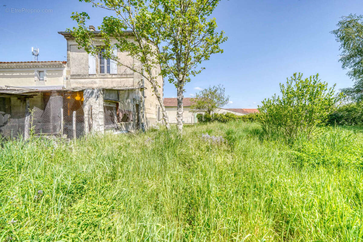 Maison à SAINT-YZAN-DE-SOUDIAC