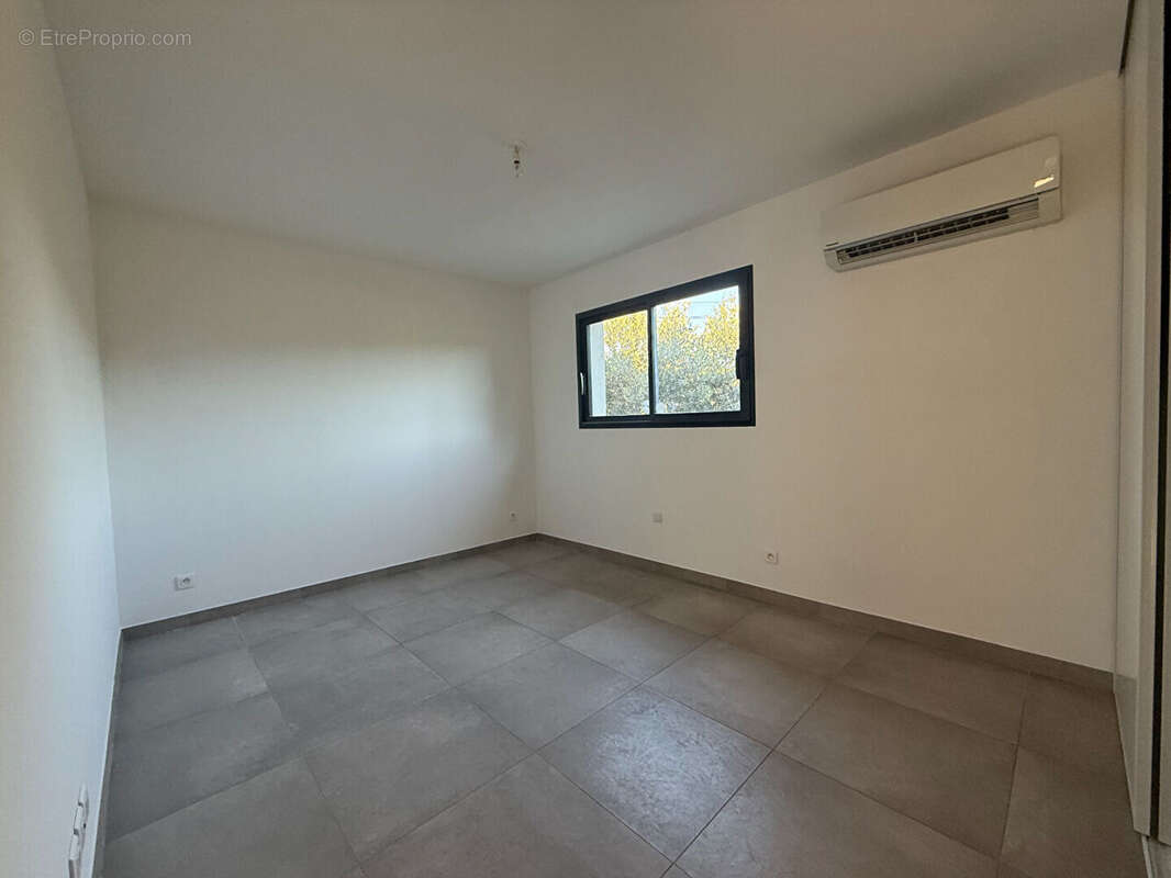 Maison à SAINT-MITRE-LES-REMPARTS