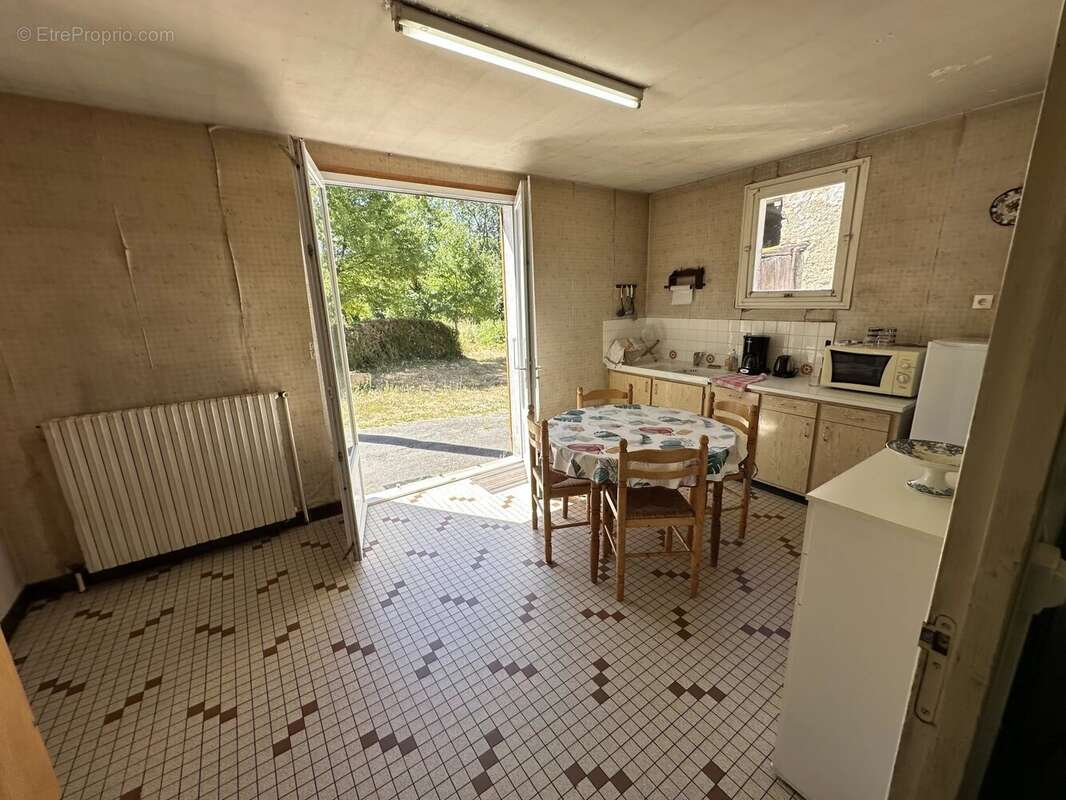 Longère entre Bressuire et La Chapelle-Saint-Laurent, 3 chambres avec granage en pierre - photo 7