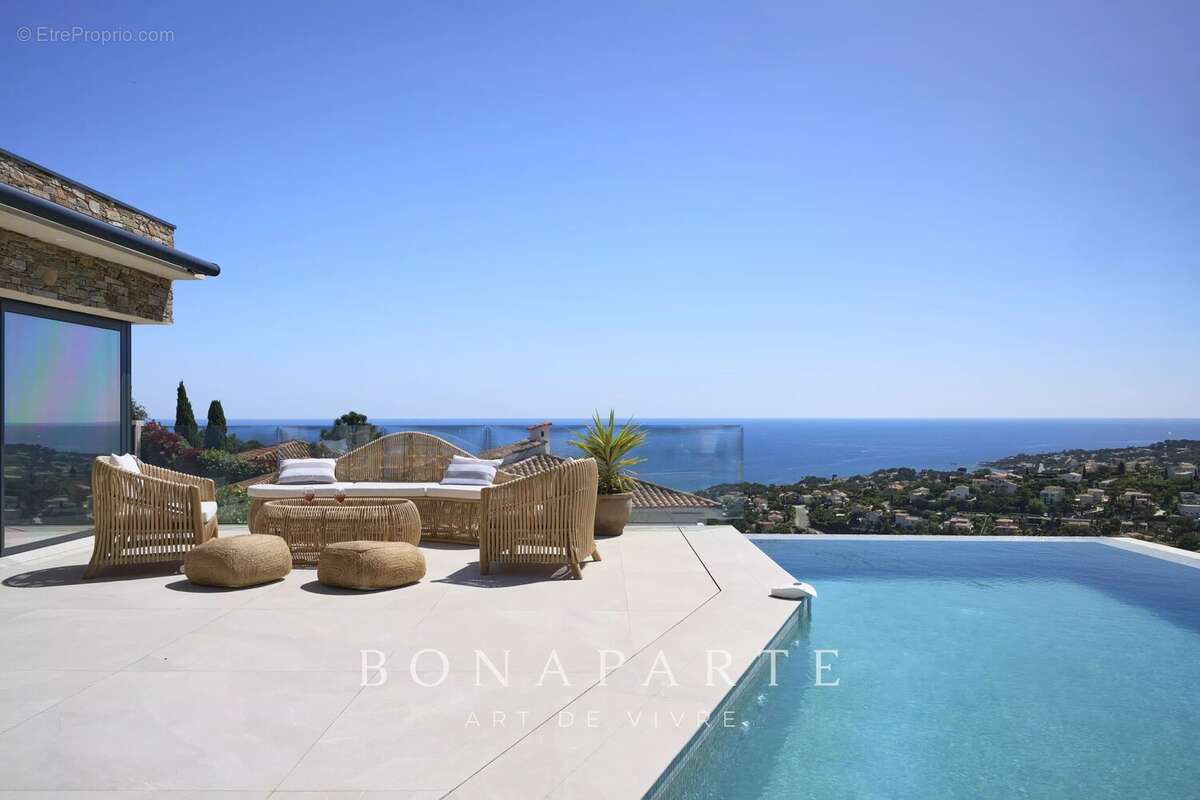 LES ISSAMBRES : Villa contemporaine d’exception – 257 m² habitables – Vue mer panoramique - photo 3