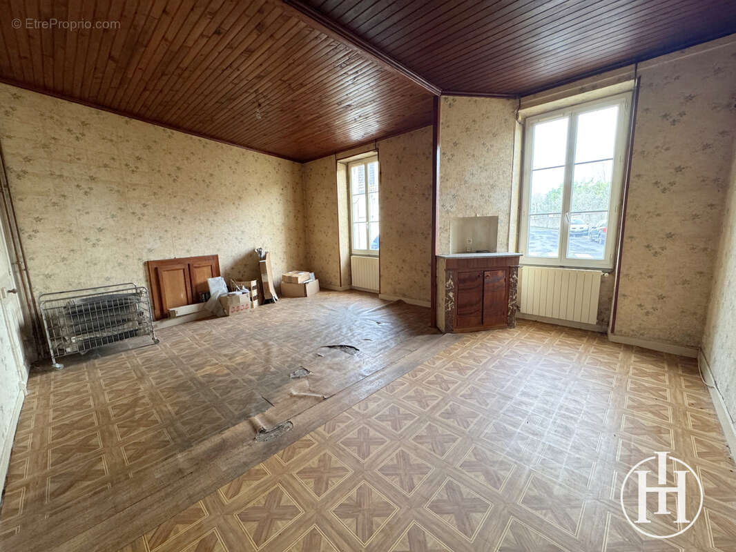 Appartement à CHARENTON-DU-CHER