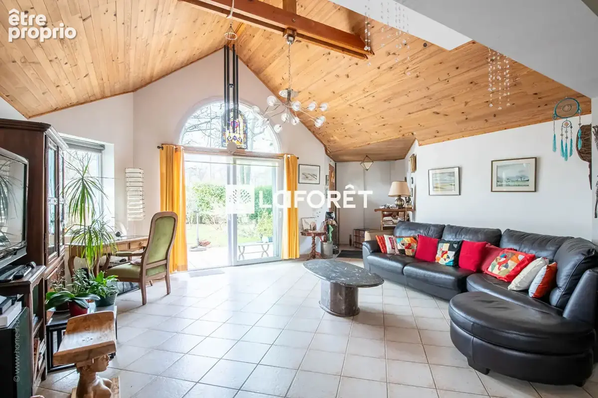 Maison familiale de 220 m² sur terrain de 969 m² - La Celle-Saint-Cloud - photo 9