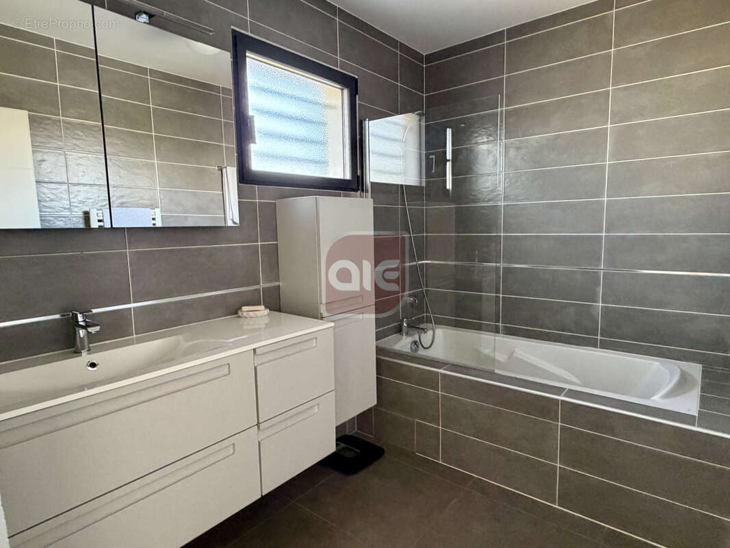 EXCLUSIVITÉ A.I.E. !! Superbe villa T4 récente avec vue dégagée. - photo 8