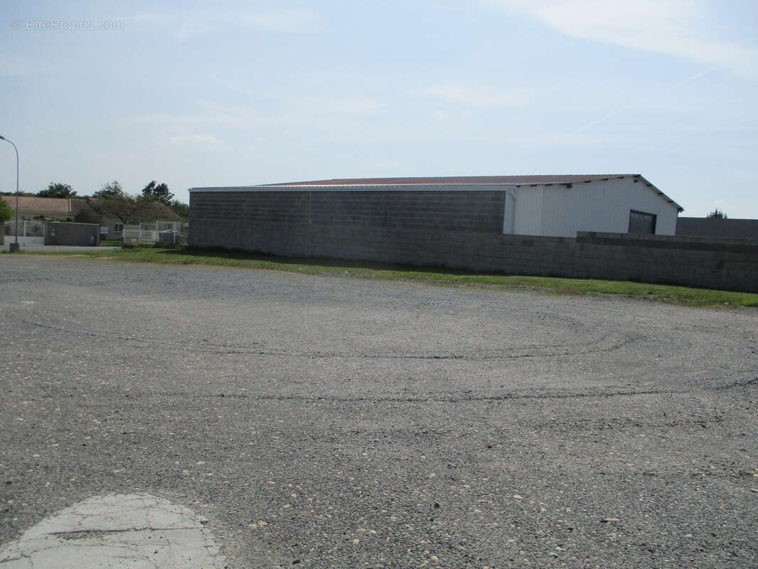 Commerce à FONTAINE-LE-COMTE