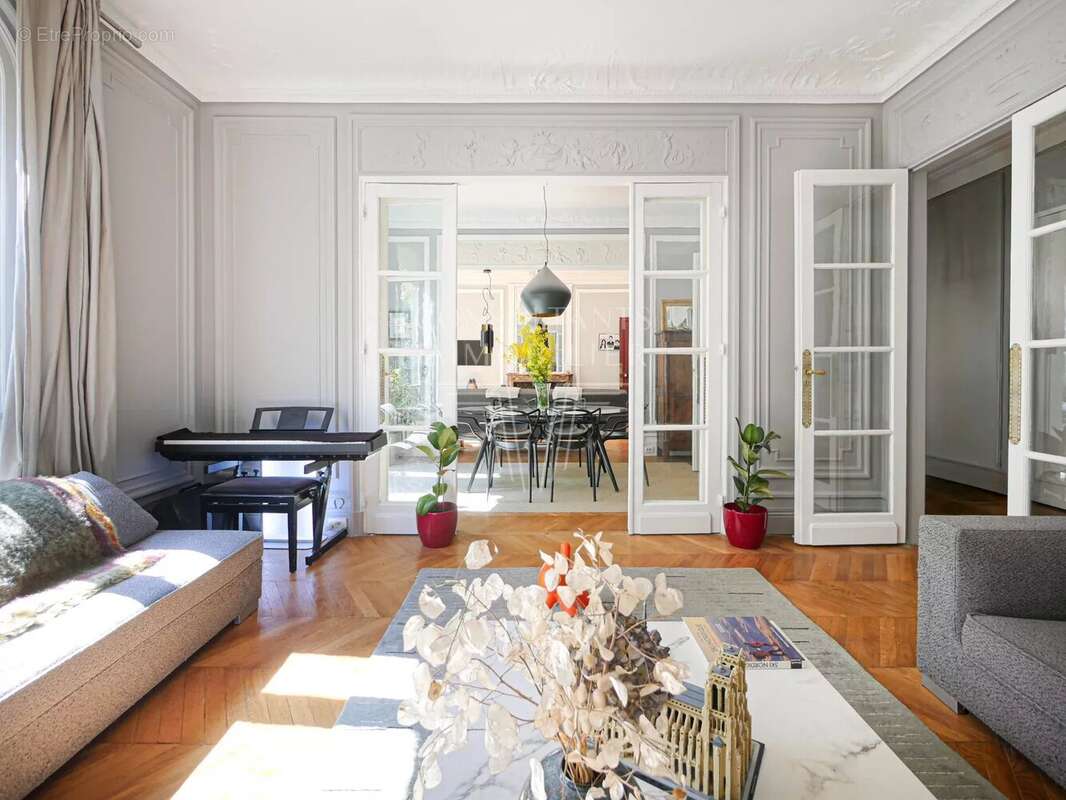 Appartement à PARIS-16E
