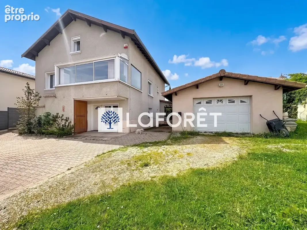 Maison coeur village de Tramoyes de 232,49m² et son terrain avec piscine de 942m² - photo 18
