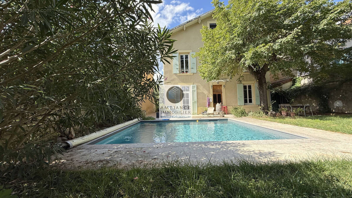 Maison des années 30 avec jardin et piscine