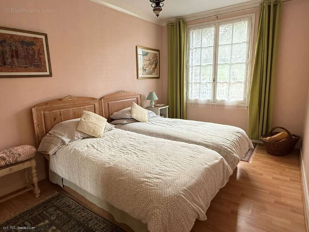 Maison à NANTEUIL-EN-VALLEE