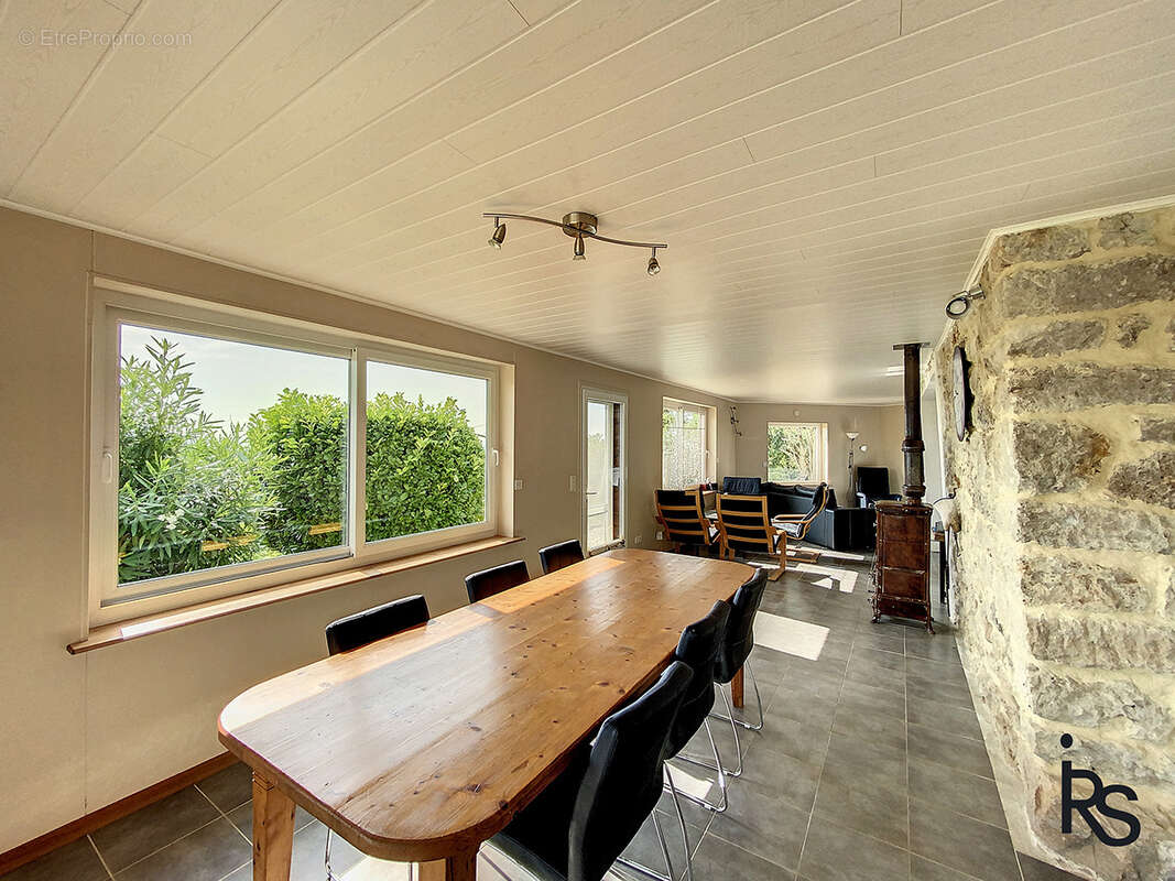 A 5 minutes d’un village avec tous les commerces, une maison de 106 m2 avec piscine et 965 m2 de terrain. - photo 12