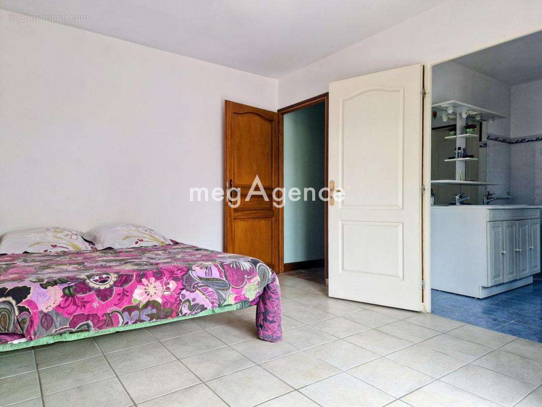 LONGUE JUMELLES centre ville. Lot de 2 maisons avec piscine sur un terrain de 1260 m² - photo 8