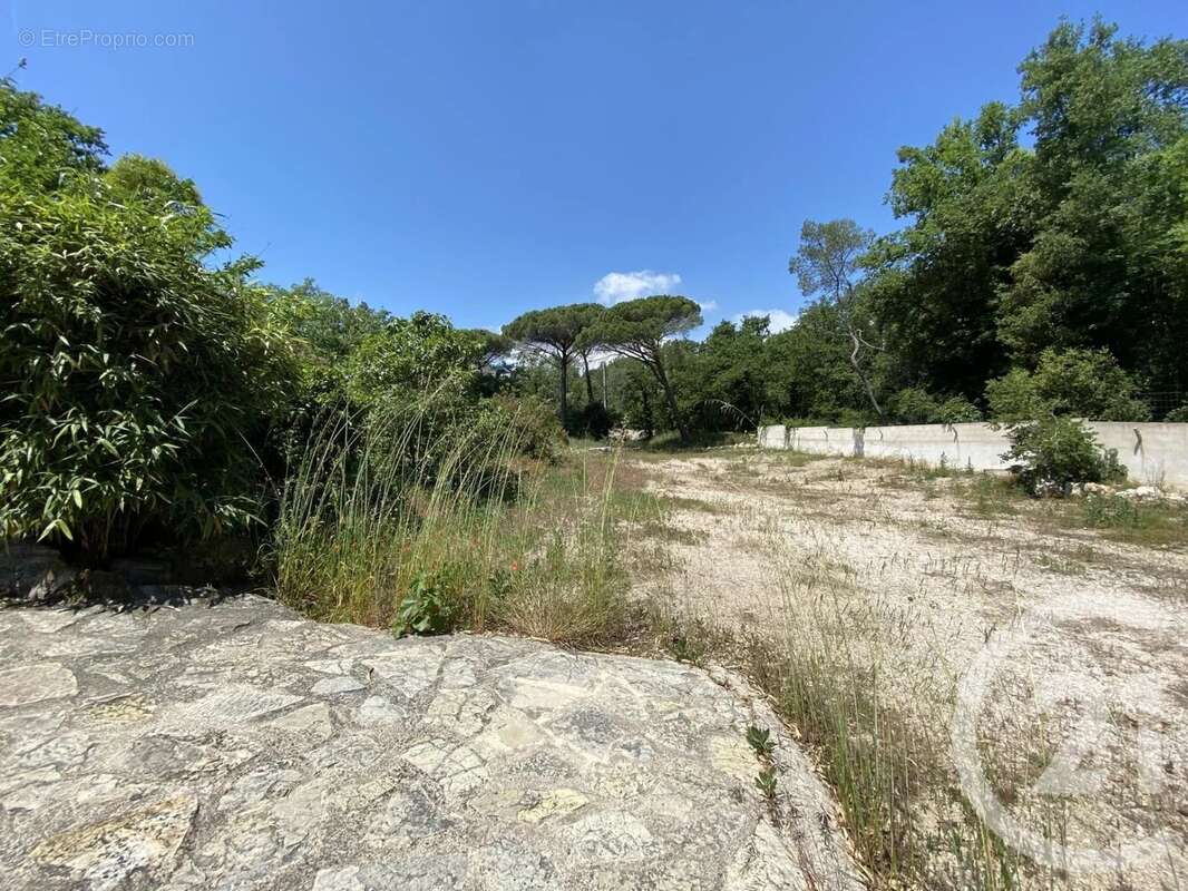 Terrain à VALBONNE