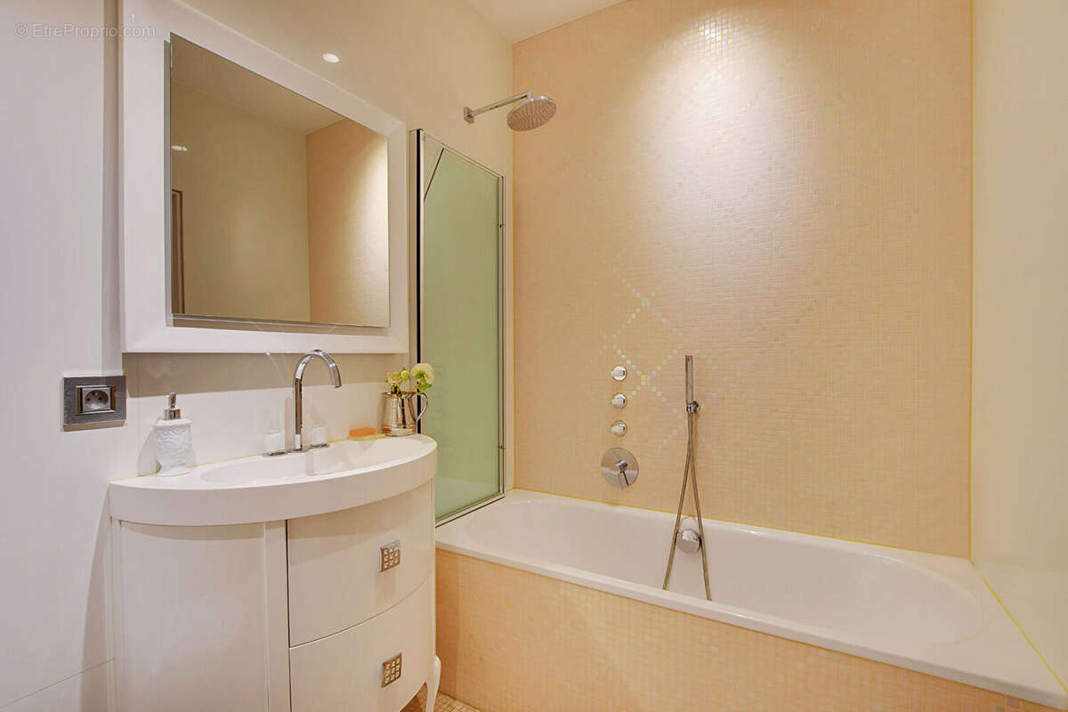 Appartement à PARIS-8E