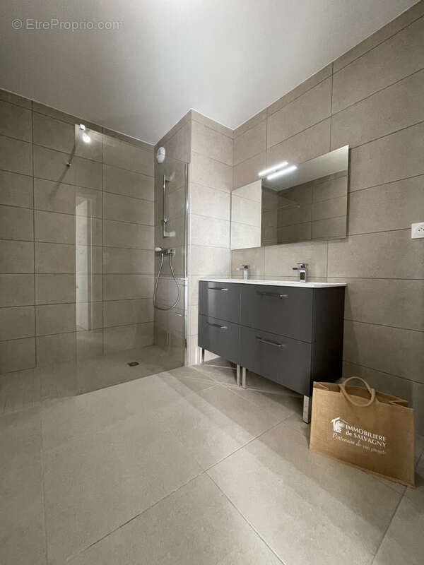 Appartement à LA TOUR-DE-SALVAGNY