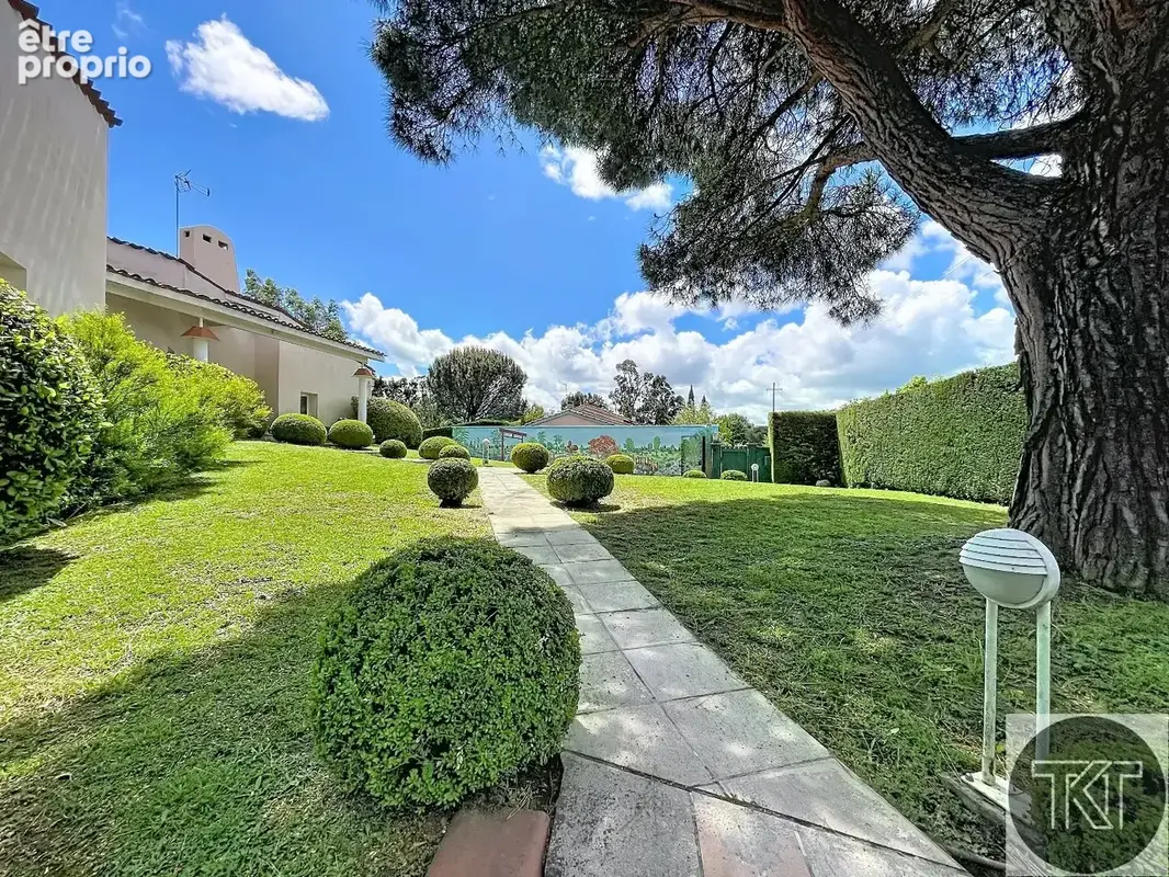 239 m²  terrain paysagé de 2 165 m²  piscine chauffée  sous-sol de 246 m²  accès direct au golf - photo 2