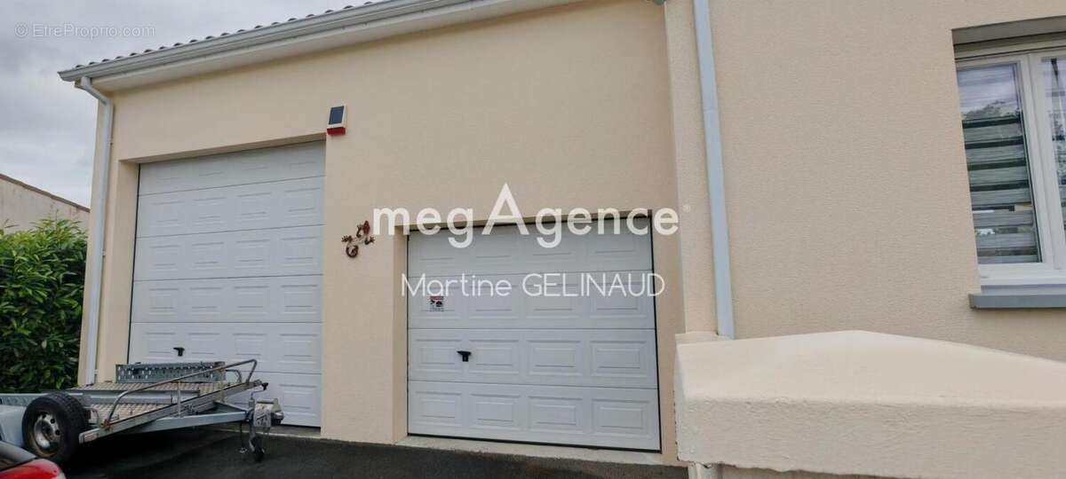 Maison 100 m² à Saint-Georges-Des-Coteaux  - photo 11