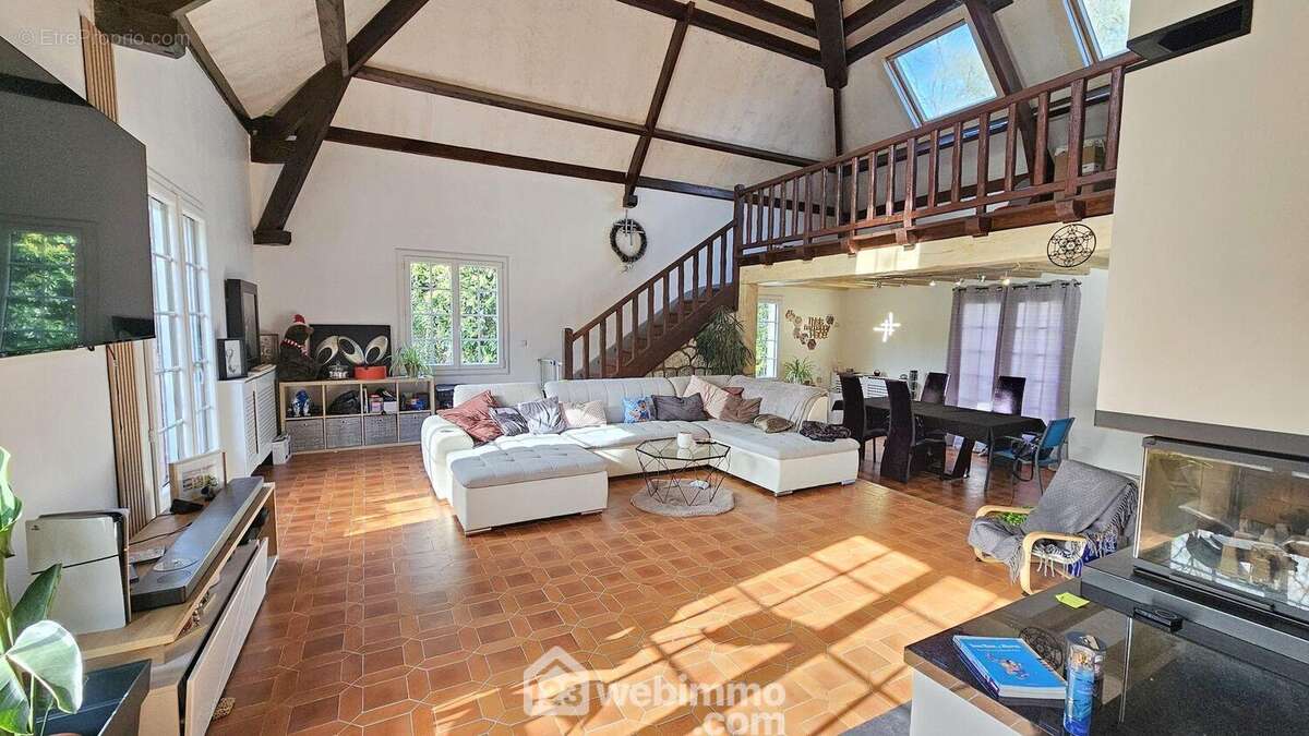 Voici le séjour cathédrale de 56 m². - Maison à MILLY-LA-FORET