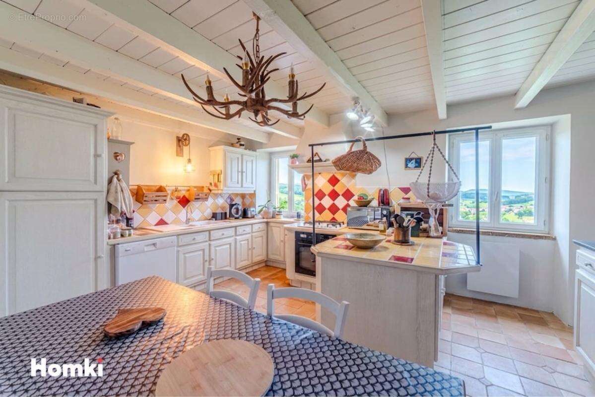 Maison à SAINT-CLEMENT-DE-VERS