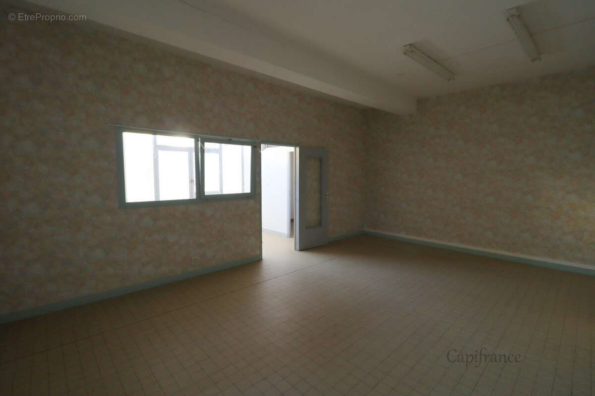 Dpt Saône et Loire (71), à vendre ROMENAY immeuble - 4 appartements et 1 local commercial - photo 3