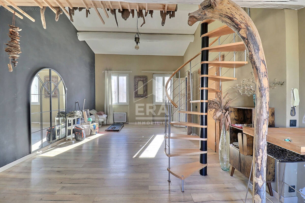 Appartement à MARSEILLE-1E