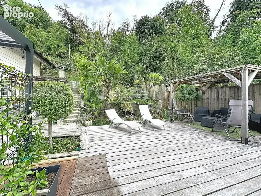 Chalet_individuelle_Machilly_calme_frontiere_suisse_geneve_salon_sejour_cuisine_terrain_terrasse_jardin