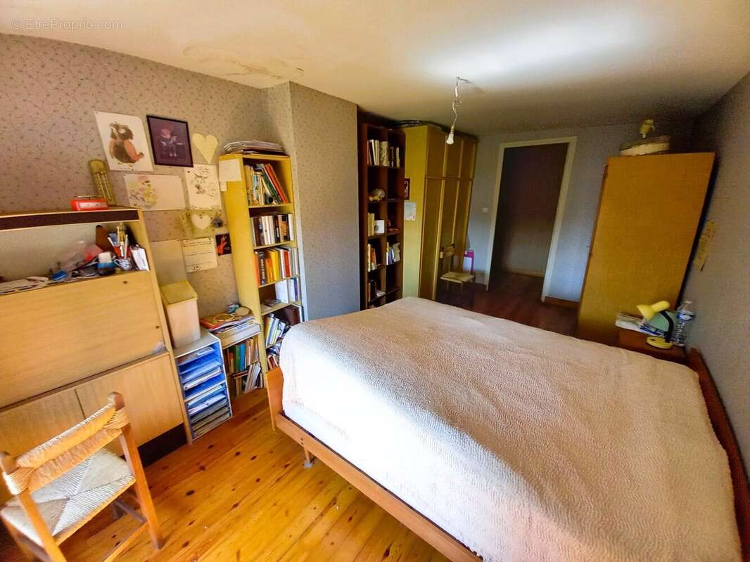 À seulement 10 minutes de Cognac  Grande maison familiale de 215 m² avec terrain constructible de 2 500 m²  DPE C - photo 11