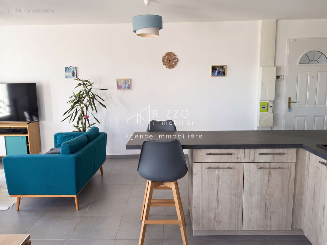Appartement à PERON