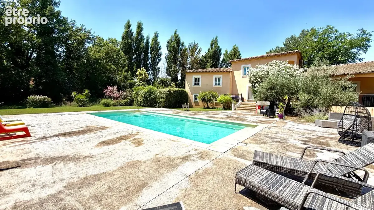 Villa traditionnelle avec piscine sur 2300 m² de jardin clos et arboré. - photo 15