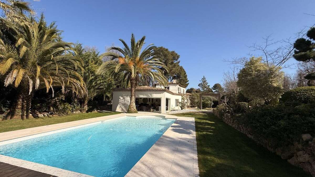 Maison à ROQUEFORT-LES-PINS