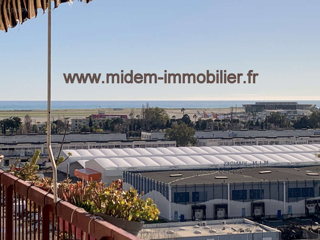 Nice Ouest Grand Arénas 4 pièces en bon état de 76 m2 + terrasse S/O 13 m2 vue ville et mer à 246000 euros - photo 3