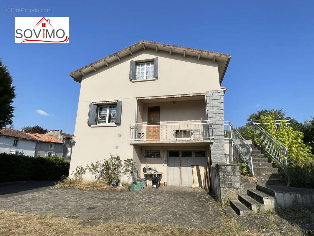 Rare en centre ville, maison familliale avec vue, dépendances et terrain clos de 817 m2. - photo 5