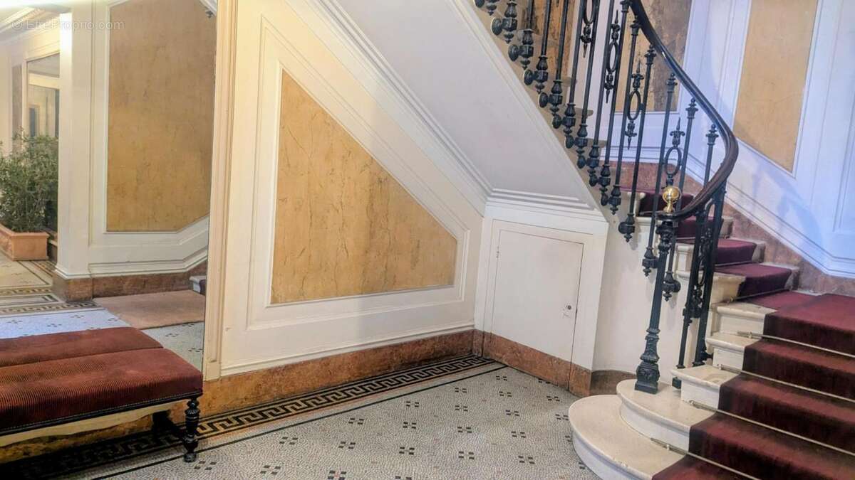 Commerce à PARIS-9E