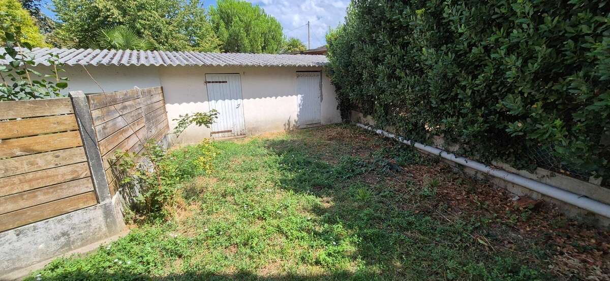 Maison de ville composée de deux appartements, 110 m2, proximité place Victor Hugo, jardin clos, cour avec stationnement - photo 9